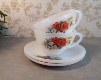 Tazas de té Arcopal vintage con platillos, Fleurs de Champêtre, ramo de campo con amapolas rojas y margaritas blancas, vaso de leche, años 60, juego de dos.