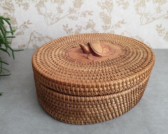 Beautiful vintage wicker basket with wooden turtle on the lid, containing 7 coasters, oval wicker box made in Lombok Indonesia.