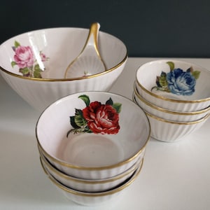 Bellissimo set di arachidi con rose, Royal Gouda, set completo per snack, ciotole da dessert, porcellana dell&#39;Olanda meridionale, vintage, anni &#39;60.