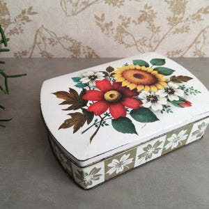 Vintage floral tin, with sunflower and red and white flowers, cookie jar, candy box, trinket box, marked 'made in Gr. Britain'.