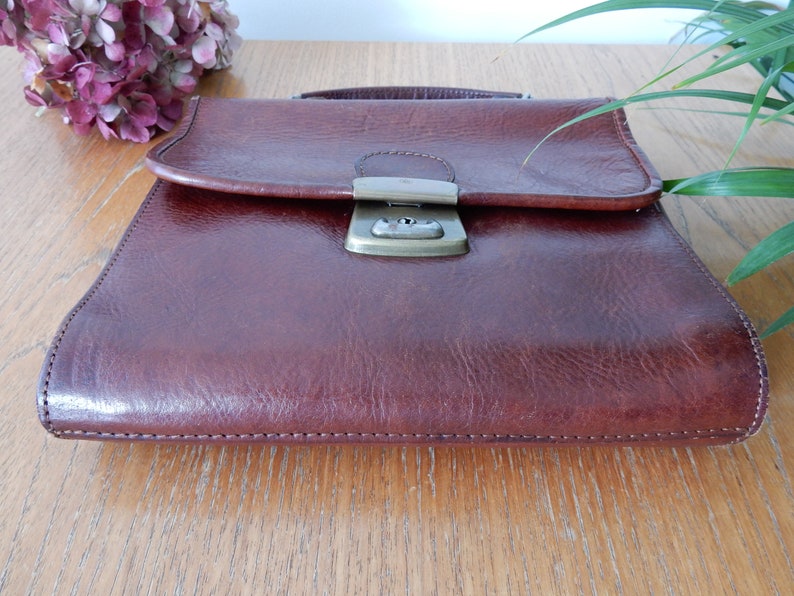 nice dungeon Small vintage briefcase in brown leather and brass clasp handbag. bag