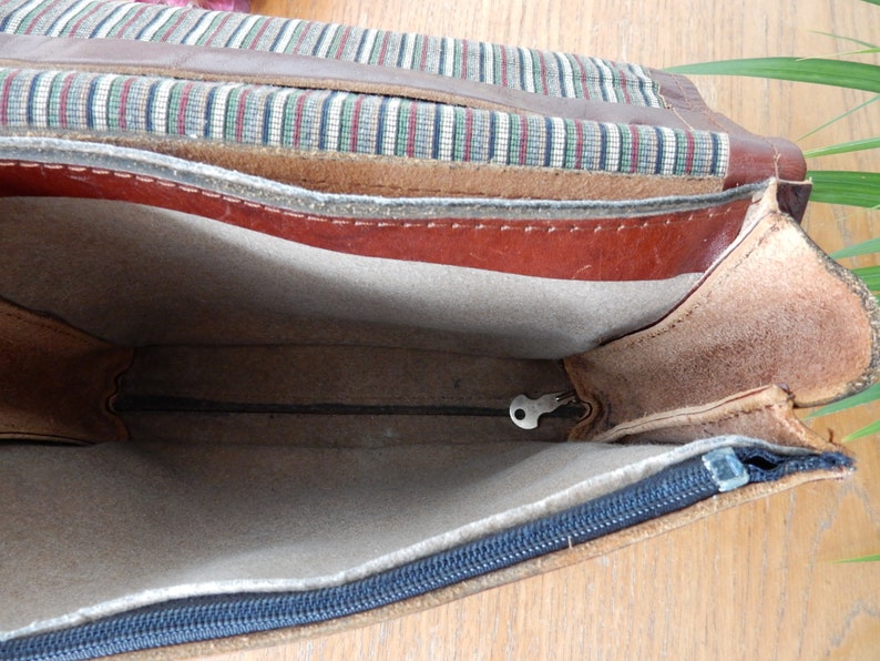 nice dungeon Small vintage briefcase in brown leather and brass clasp handbag. bag