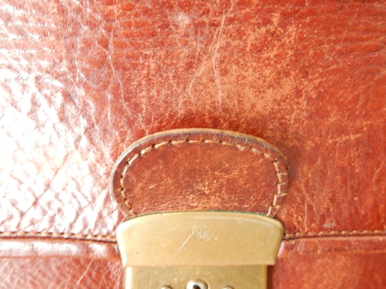 nice dungeon Small vintage briefcase in brown leather and brass clasp handbag. bag