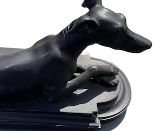 Galgo reclinado de hierro antiguo y raro de Berlín sobre base, siglo XIX.