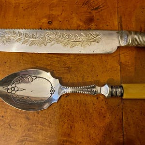 Antik engelsk försilvrad sked och fiskskärare med nötkreaturshandtag, 1800-tal