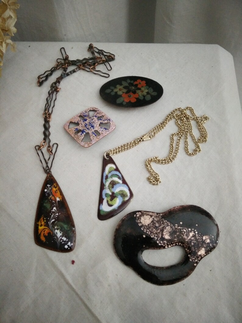 70s space age Pendants Copper enamel necklaces and brooches mid century modern 60s fashion perli Bunge era