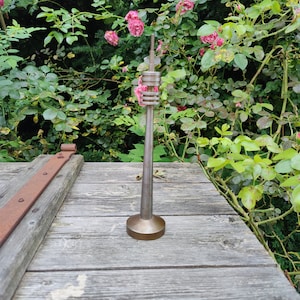 70er Jahre kleiner Fernsehturm, Vintage Metall Skulptur, schwer, selten
