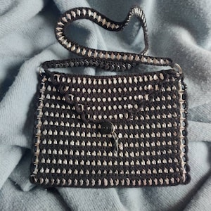 Vintage Punk Tasche, Cola Blech Schlauchbeutel, Saftdose Pull Bag, gehäkelt, schwarz silber