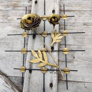 Mid Century String Art Wandbehang mit Messing Peonie