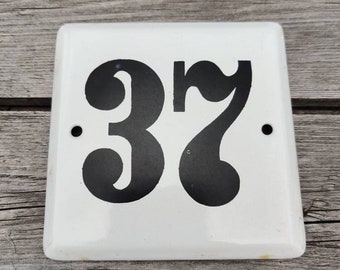 1 weißes Emaille Schild 37, Hausnummer 37, Vintage neuer alter Lagerbestand, Europäische Hausnummer