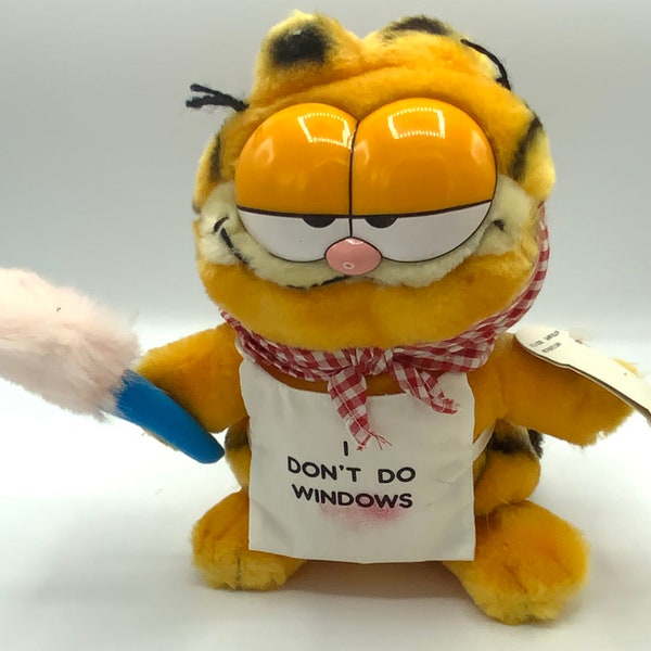 Gorgeous collectible and vintage and Garfield cleaning, stuffed, cat, Orange. “ I don’t do windows”. Approximately 9 inches tall, with tag.