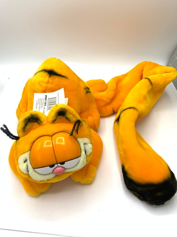 Gorgeous Collectible and Vintage Stuffed Garfield With Long Tail