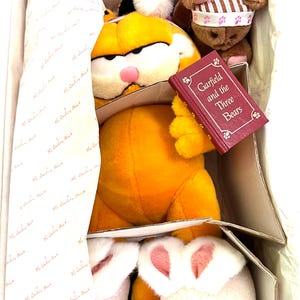 Gorgeous Collectible and Vintage Garfield With White Rabbit Shoes and ...