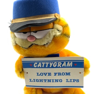 Gorgeous collectible and vintage stuffed Garfield as a telegrama cat, cattygram. Love from lightning lips.