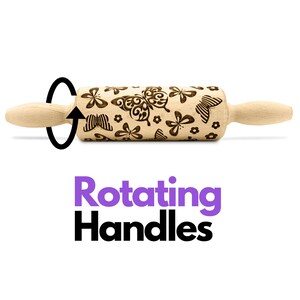 Peut inclure: Un rouleau &agrave; p&acirc;tisserie en bois avec un motif de papillon. Le rouleau &agrave; p&acirc;tisserie a des poign&eacute;es rotatives. "Rotating Handles" est &eacute;crit en noir sous le rouleau &agrave; p&acirc;tisserie.