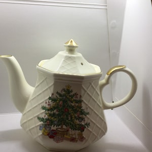 All The Trimmings lattice Christmas Tree Teapot.  Vintage 1980’s.  Japan