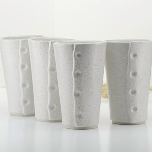 Tumblers, set di 4. Gres fatto a mano con smalto bianco maculato immagine 1