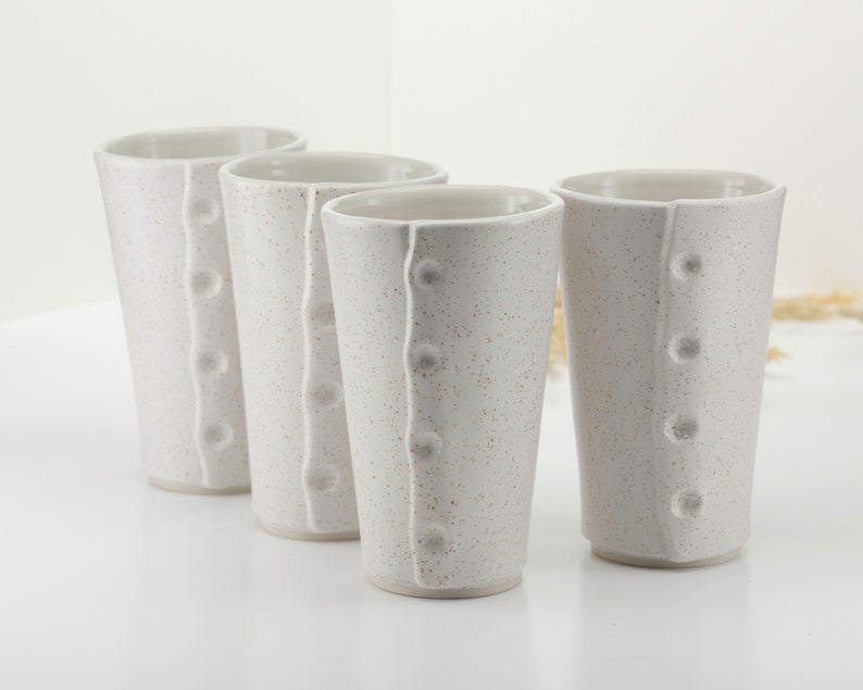 Tumblers, set di 4. Gres fatto a mano con smalto bianco maculato immagine 2