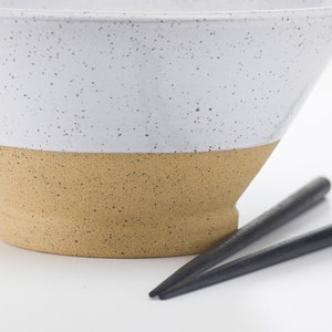 Ciotola, ceramica gettata a mano, ceramica in gres maculato, smalto bianco immagine 2