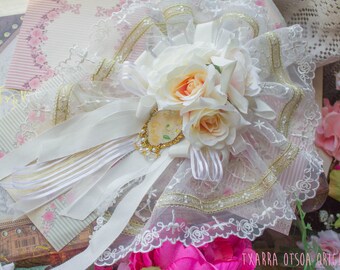 Tocado hecho a mano de lolita de marfil y oro con broche
