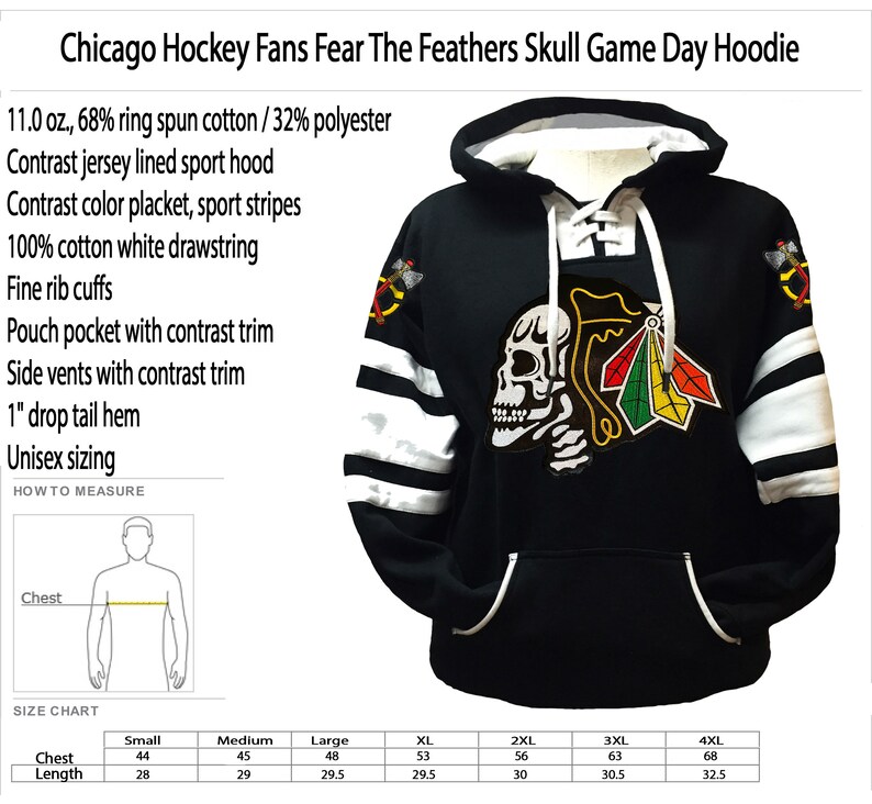 Może przedstawiać: Czarna bluza z kapturem w białe paski z logo czaszki i pi&oacute;r. Bluza ma sznurek, kieszeń kangurkę i boczne rozcięcia. Tekst "Chicago Hockey Fans Fear The Feathers Skull Game Day Hoodie" znajduje się u g&oacute;ry obrazu. Tabela rozmiar&oacute;w pokazuje rozmiary od S do 4XL z odpowiadającymi im wymiarami klatki piersiowej i długości w calach.