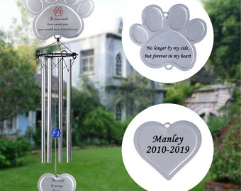 Campanelli eolici commemorativi personalizzati per cani e animali domestici, con impronte di zampe, incisi con nome, data e citazione dell&#39;animale, alti 48 cm.