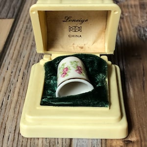 Vintage Leniege Thimble in Original Box