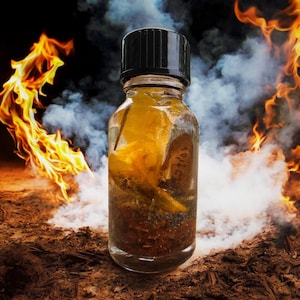 Puede incluir: Una botella de vidrio transparente con tapa negra llena de un líquido amarillo y un trozo de papel con el texto "1/2 OZ" en él. La botella está rodeada de humo y fuego.