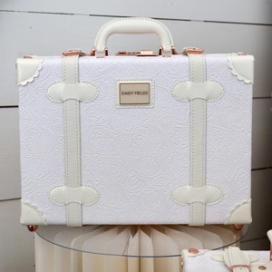 NOUVEAUTÉ - Boîte souvenir de mariage personnalisée en relief floral. Petite malle de mariée. Valise souvenir. Conçu en Espagne. Par Daisy Fields