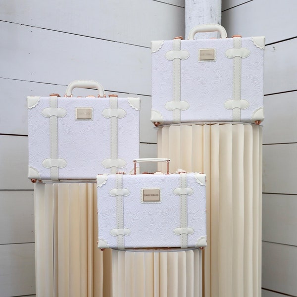 NEUE ANKUNFT - Personalisierte Hochzeitsandenkenbox mit Blumenprägung. Kleine Hochzeitstruhe. Erinnerungskoffer. Designed in Spanien. Von Daisy Fields