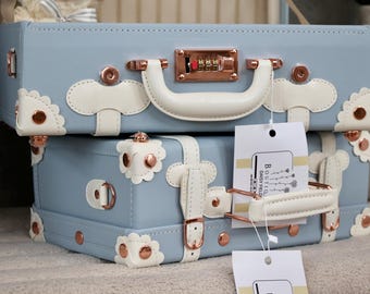 Baúl de recuerdos para bebé niño. Colección Azul Blue. Maleta de recuerdo. Diseñado en España. De la marca oficial Daisy Fields.