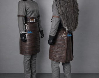 Traje completo inspirado en el Armero con cinturón y falda.