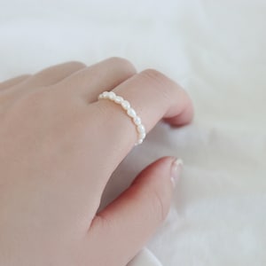 2-2.5mm freshwater pearls bead ring • Elastic ring • Tiny pearls ring • White rice pearls • Real pearls • Bridesmaid gift • Wedding