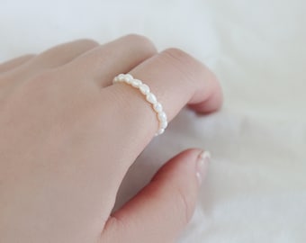 2-2.5mm freshwater pearls bead ring • Elastic ring • Tiny pearls ring • White rice pearls • Real pearls • Bridesmaid gift • Wedding