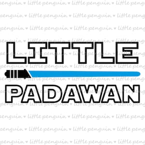 Op de afbeelding: Zwarte en witte tekst die "LITTLE PADAWAN" luidt met een blauwe lightsaber-afbeelding boven de tekst. De tekst is omgeven door een patroon van herhalende harten met de tekst "little penguin" in elk hart.