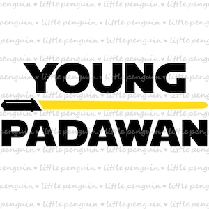 Op de afbeelding: Zwarte en gele grafische tekst die "YOUNG PADAWAN" luidt met een gele lightsaber-afbeelding boven de tekst.
