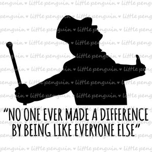 Può includere: Una silhouette nera di una persona che tiene un bastone in una mano e fa il pollice in su con l'altra. La persona indossa un cappello e un abito. Il testo "NO ONE EVER MADE A DIFFERENCE BY BEING LIKE EVERYONE ELSE" è sotto la silhouette.