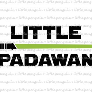 Op de afbeelding: Zwart en groen grafisch ontwerp met de tekst "LITTLE PADAWAN" en een groen lichtzwaard.