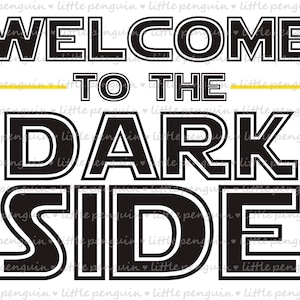 以下が含まれることがあります： 黒と白のグラフィックデザインで、「WELCOME TO THE DARK SIDE」というテキストが太字で縁取られた文字で書かれています。