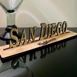 Cartello in legno con cimeli di San Diego, CA, calamita da frigorifero GRATUITA, regalo da collezione, città storiche degli Stati Uniti, casa, Airbnb, arredamento per appartamenti e condomini