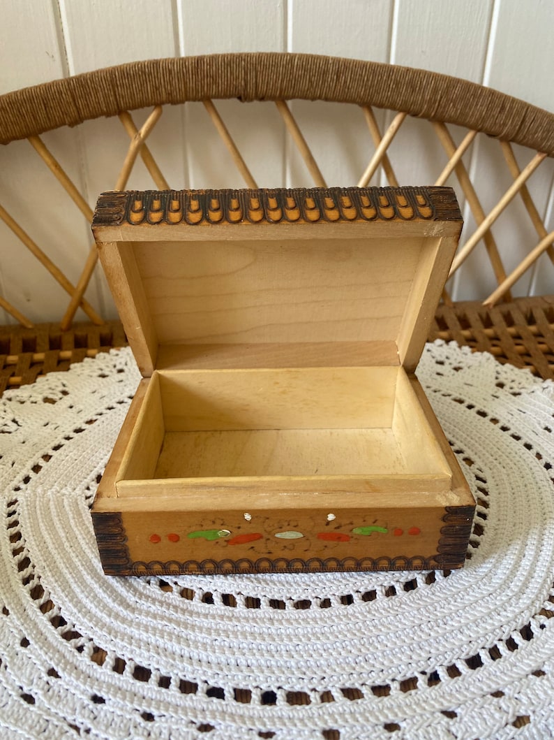 Vintage Wooden Pyrography Hinged Box | Made in Bulgaria | Keepsake Box bild 8