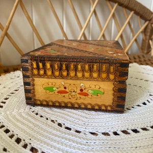 Vintage Wooden Pyrography Hinged Box | Made in Bulgaria | Keepsake Box bild 6