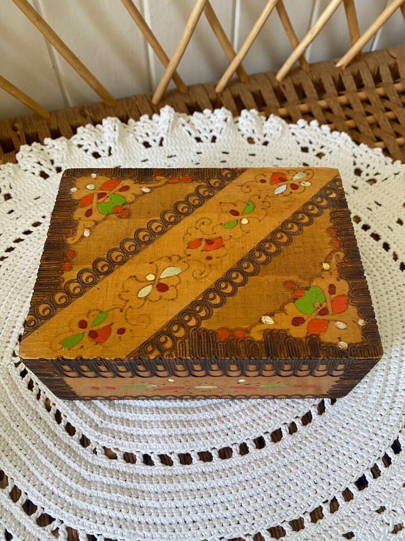 Vintage Wooden Pyrography Hinged Box | Made in Bulgaria | Keepsake Box bild 3
