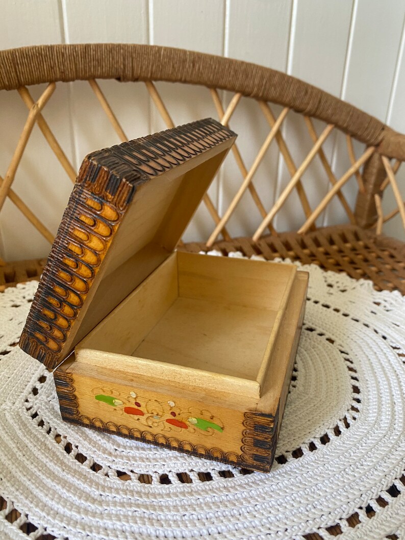 Vintage Wooden Pyrography Hinged Box | Made in Bulgaria | Keepsake Box bild 7