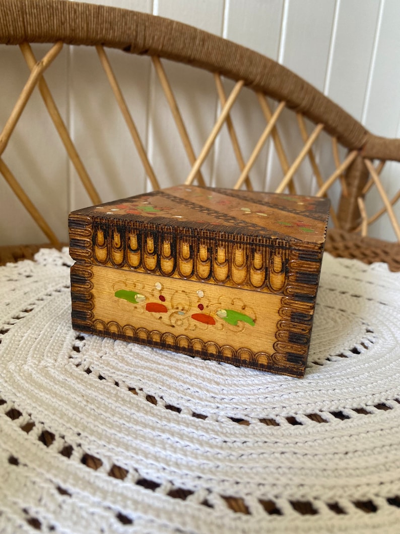 Vintage Wooden Pyrography Hinged Box | Made in Bulgaria | Keepsake Box bild 4