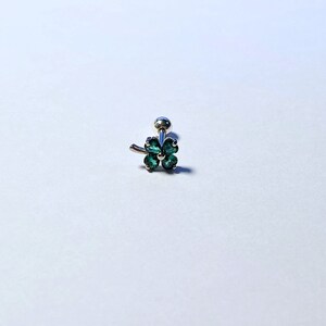Pendiente de barra con forma de trébol de cuatro hojas de circonita verde de 16 g, color plateado y dorado, para cartílago de la oreja, hélice y lóbulo de la oreja
