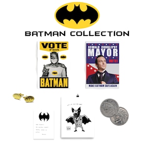 Puede incluir: Una colección de artículos con temática de Batman que incluye un símbolo de murciélago negro y amarillo, dos carteles, un par de gemelos, una tarjeta con un símbolo de murciélago, una tarjeta con un murciélago de dibujos animados y dos monedas de plata.