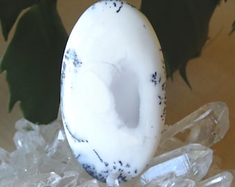 Dendritische agaat merlinite cabochon, sneeuwwitte chalcedoon met grijze dendrieten, edelsteen van juwelierskwaliteit, ethisch verantwoorde herkomst, eigendom van een veteraan 123L0150