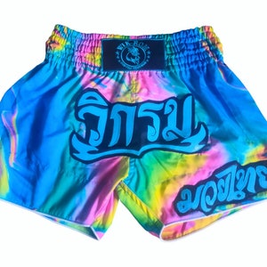 Short de boxe muay thaï en édition limitée arc-en-ciel 2024 de la marque Wik-Rom (5% du prix est destiné à des actions caritatives et solidaires) de Thaïlande