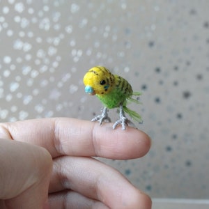 Handgefertigt Puppenhaus Miniatur Luftgetrockneter Lehm Baby Rot Papagei 